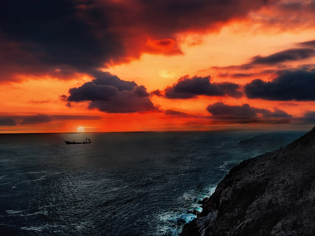 Красный закат солнца окутал спокойное море