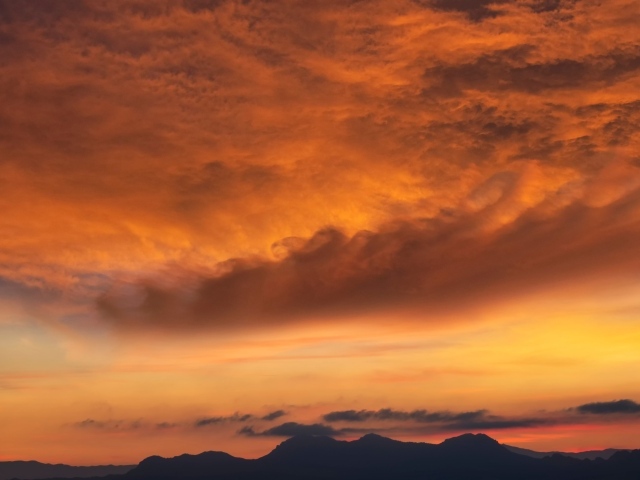Густые облака оранжевого цвета на закате