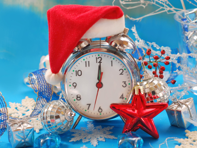 Будильник с елочными игрушками на Новый год