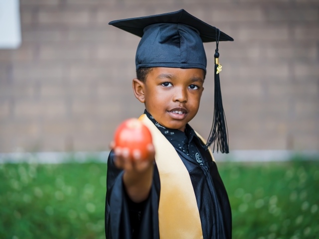 Темнокожий мальчик в костюме ученого