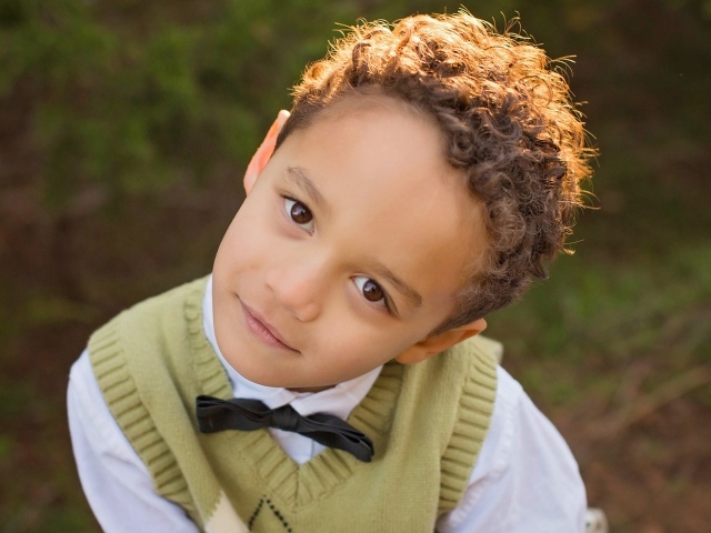 Кареглазый мальчик с кудрявыми волосами