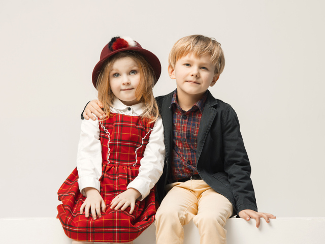 Пара мальчик и девочка на белом фоне