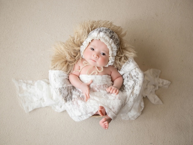 Милый новорожденный ребенок в колыбели 