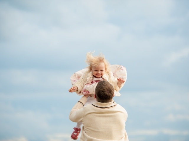 Отец играет с маленькой дочерью 