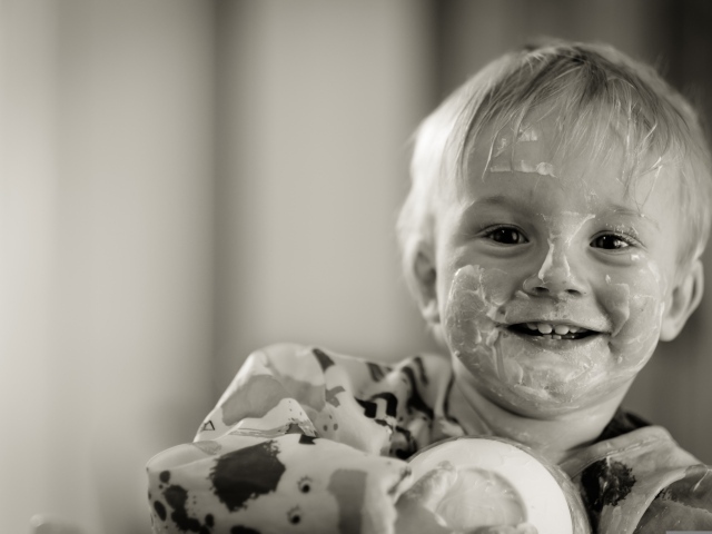 Смешной мальчик с лицом в сметане