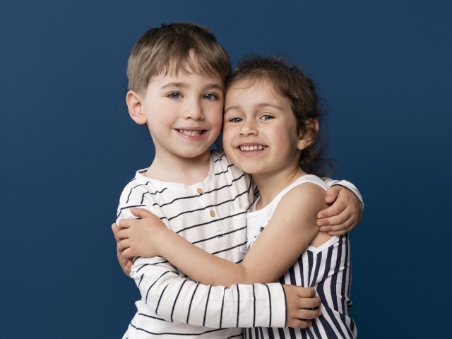 Объятия маленьких брата и сестры
