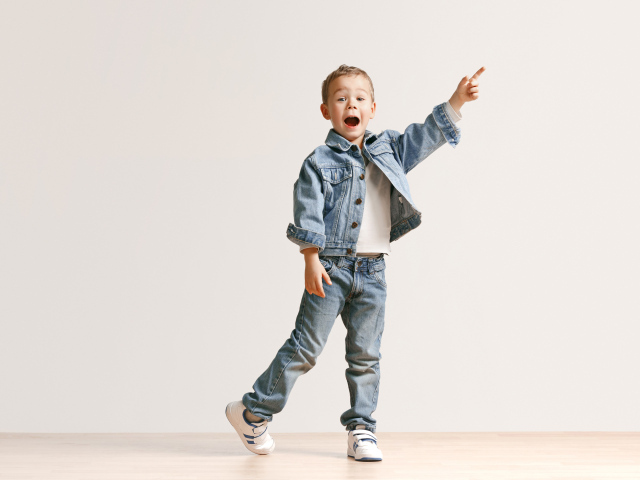 Маленький мальчик в джинсовом костюме