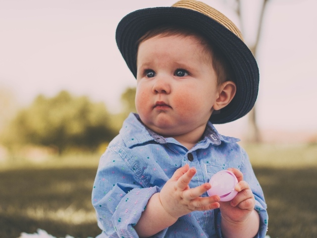 Маленький милый мальчик в шляпе 