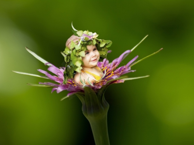 Маленькая девочка в красивом цветке