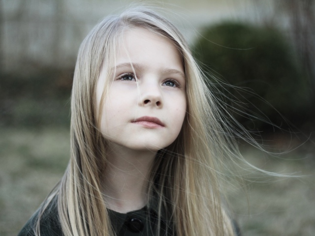 Задумчивая маленькая девочка с длинными волосами