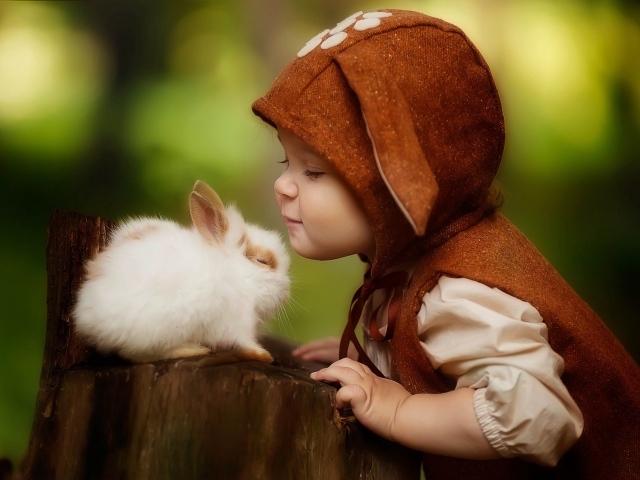 Маленький ребенок с декоративным кроликом