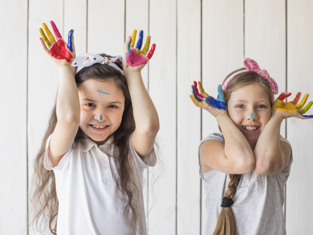 Две маленькие девочки в краске