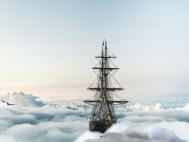 Большой парусный корабль плывет по облакам