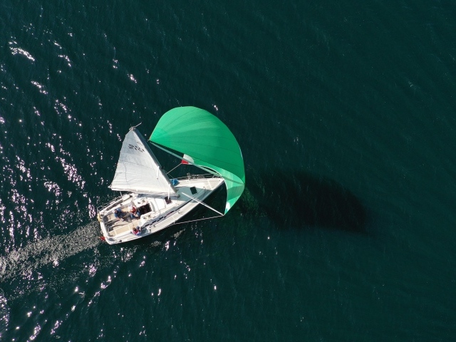 Вид сверху на парусную яхту в море