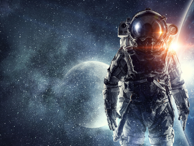 Астронавт в костюме на фоне луны
