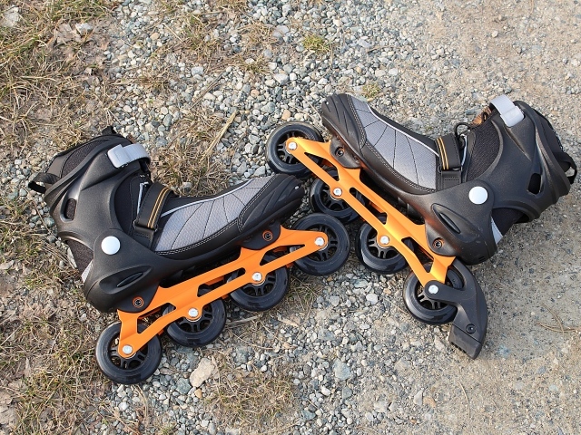 Черные ролики лежат на земле