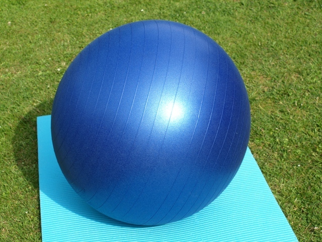 Большой синий мяч для фитнеса
