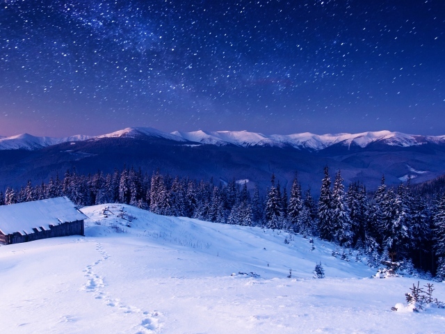 Красивая звездная ночь над заснеженными горами