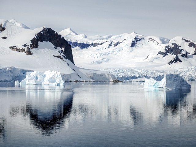 Голубые холодные айсберги у берегов Арктики
