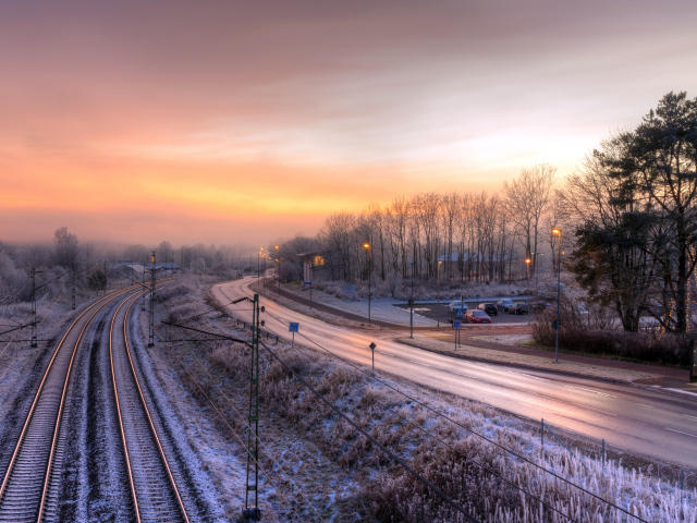 Вид на рассвет над заснеженной железной дорогой