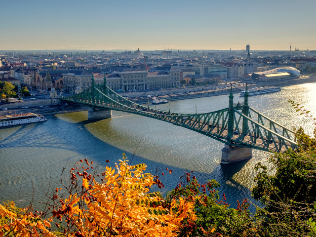 Красивый вид на реку, мост и город Будапешт, Венгрия