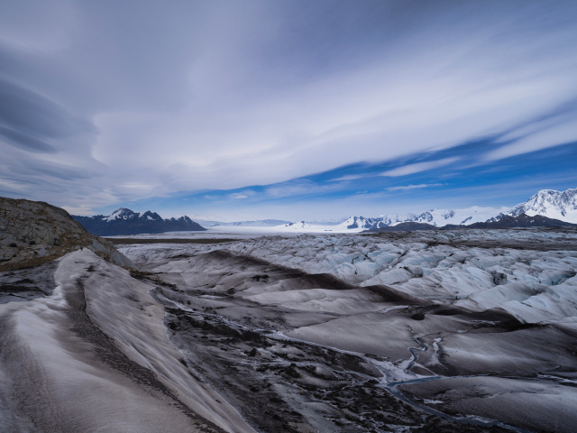 Лед на берегу в горах, Патагония. Аргентина