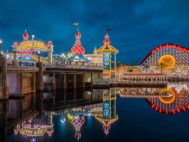 Красивая территория парка Пиксар Пир