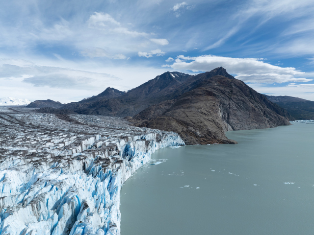 Вид на ледник в горах, Аргентина