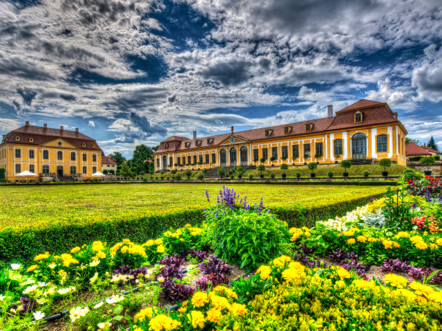 Старинный дворец в парке Барокгартен Гросзедлиц, Германия