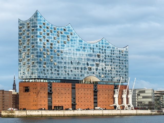 Красивое необычное здание в городе Гамбург