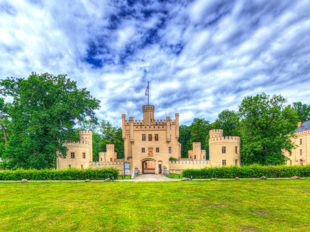 Замок под красивым небом летом, Лецлинген. Германия