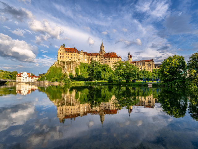 Замок Гогенцоллерн отражается в воде летом, Германия