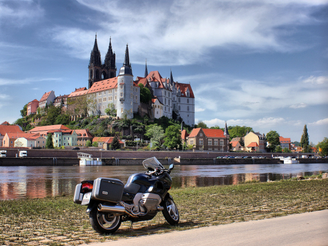 Башни замка Альбрехтсбург у реки, Германия