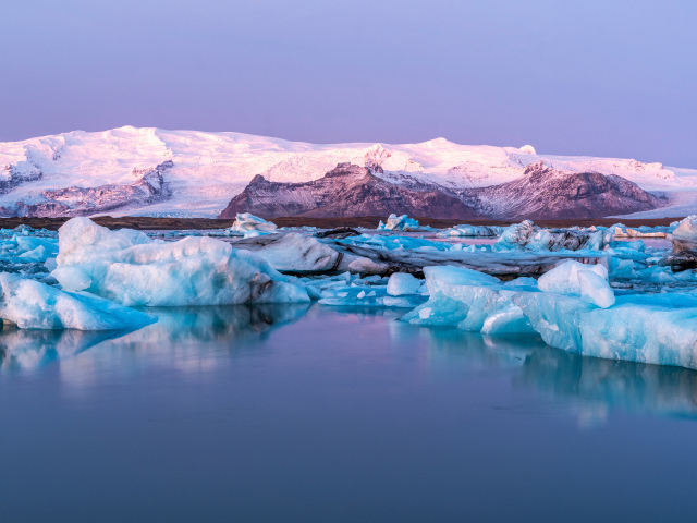 Голубые айсберги в воде у берегов Исландии