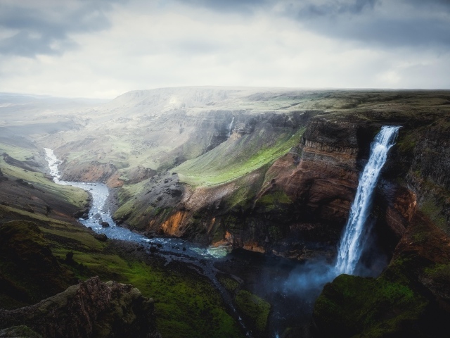 Водопад стекает со скалы в каньон, Исландия