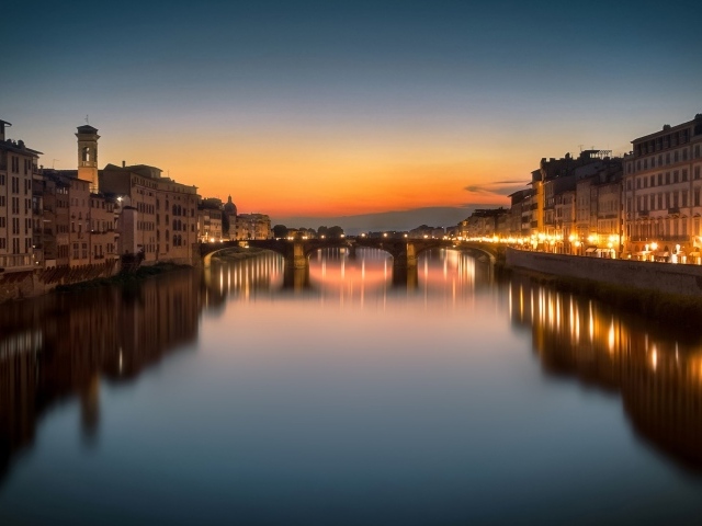 Красивый вид на дома и реку вечером, Италия