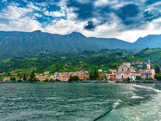 Красивый вид на озеро  и дома на берегу в горах, Италия