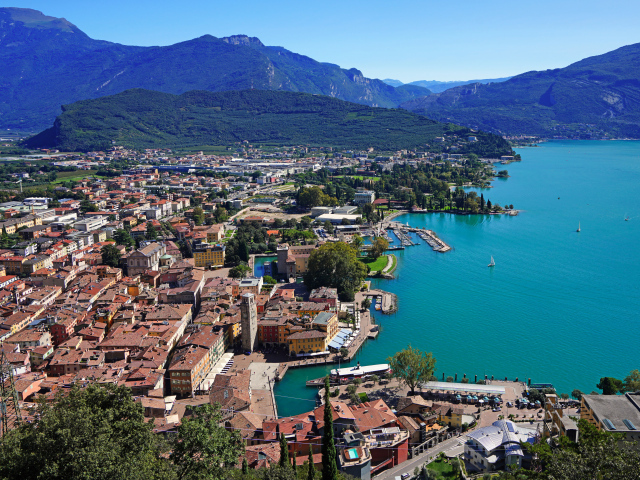 Город у озера Гарда, Италия