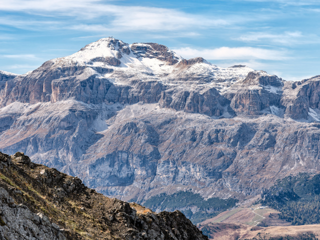 Заснеженные Доломитовые Альпы в лучах солнца, Италия