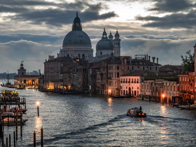 Вид на церковь в сумерках, Венеция. Италия