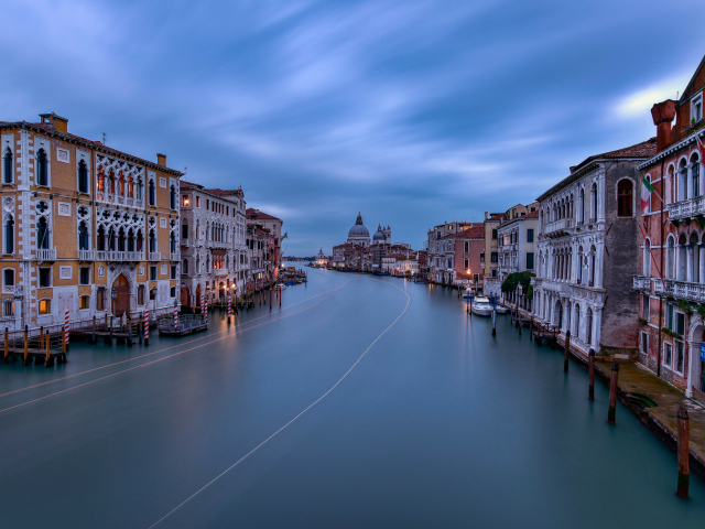 Водный канал в городе Венеция, Италия