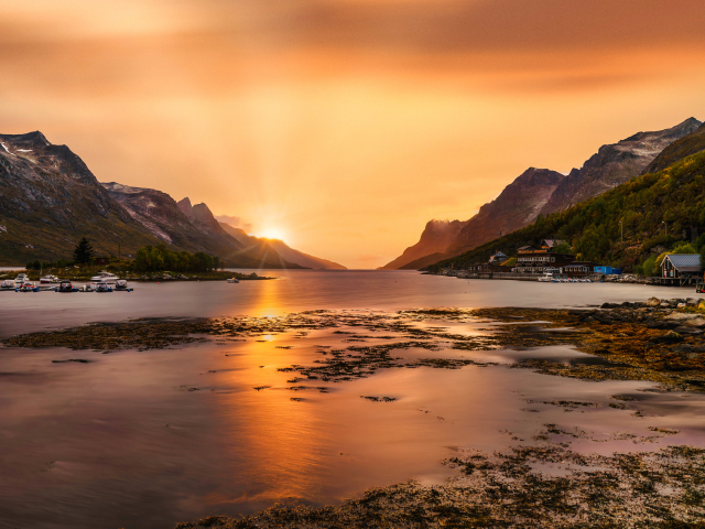 Яркое солнце в горах над заливом, Норвегия