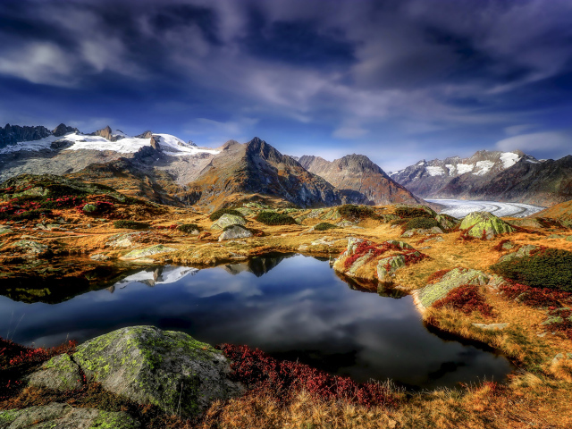 Озеро у подножия Швейцарских Альп