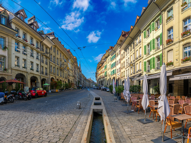 Вид на дома на улице в городе Берн, Швейцария 