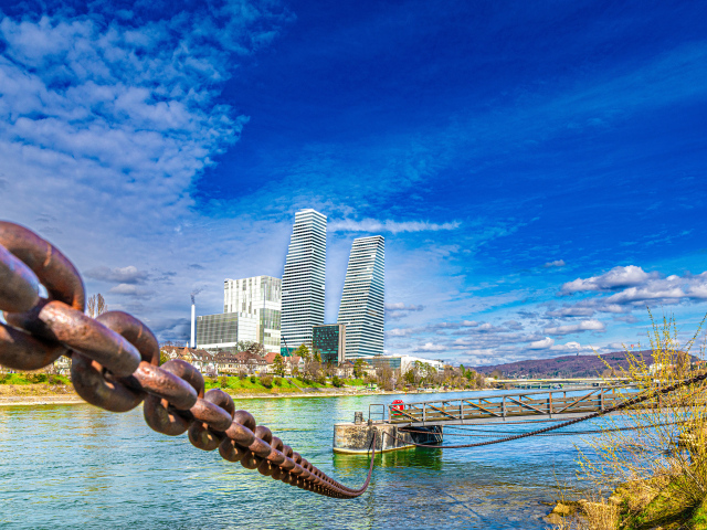 Вид на небоскребы и железные цепи у реки, Швейцария