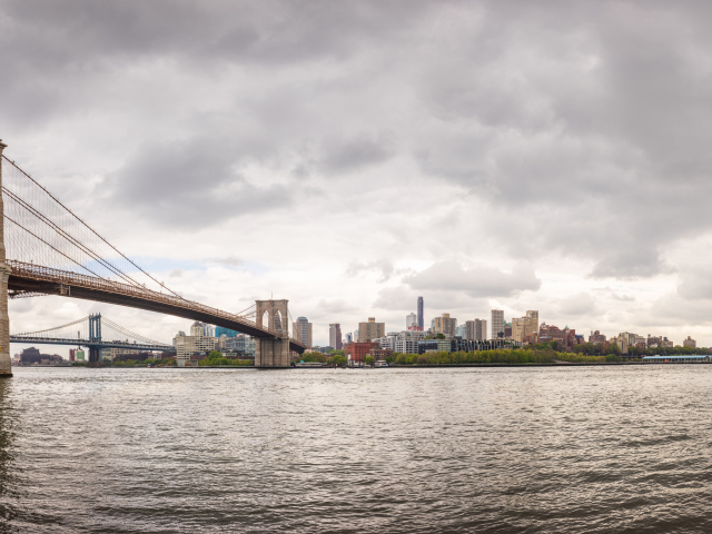 Мост через реку с видом на город Нью-Йорк, США