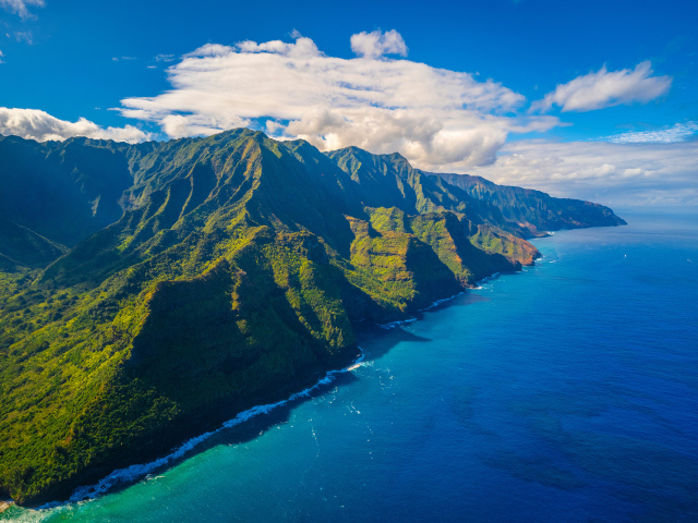 Вид на покрытые зеленью гор на Гавайских островах, США