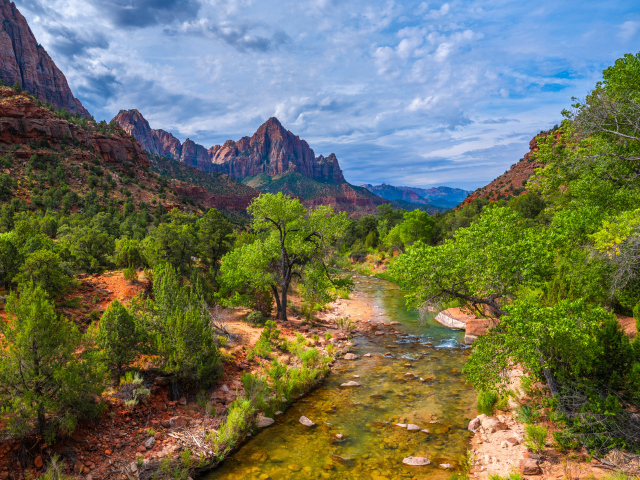 Вид на горы и реку в  государственном  парке Крейг-Лейк, США