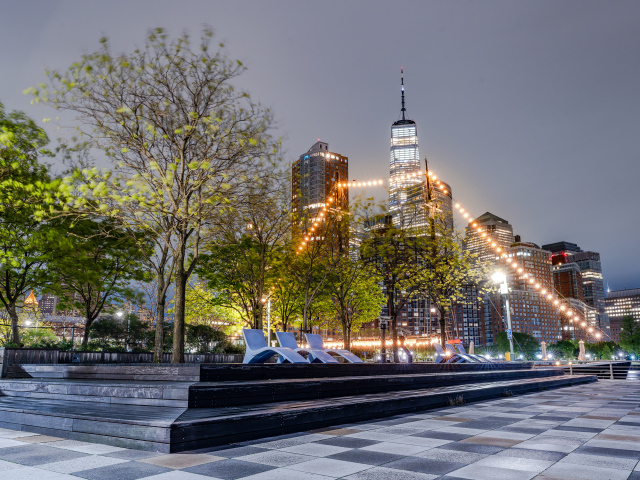 Вид на парк и небоскребы Нью-Йорка, США