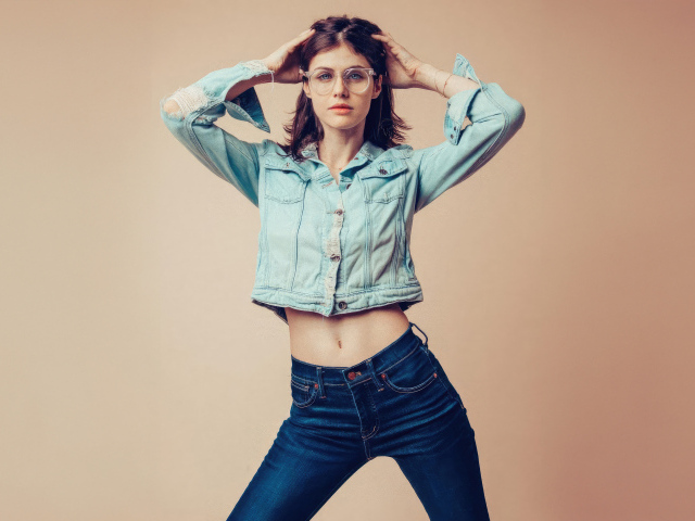 Актриса Александра Даддарио в джинсовом костюме на розовом фоне